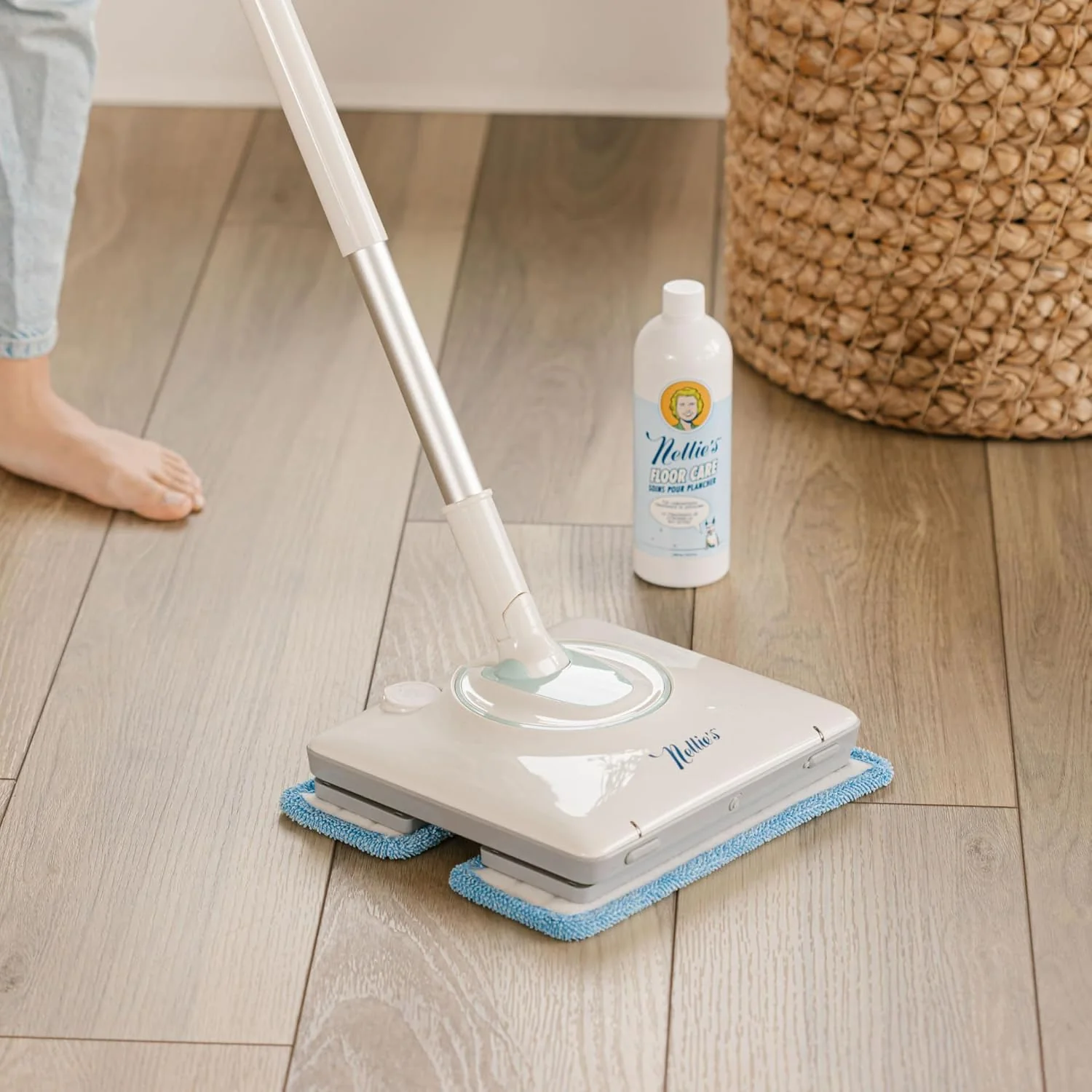 With adjustable handle and built-in water tank - built-in LED lights for thorough cleaning - wireless. battery-powered and easy to use - suitable for all floor types. environmentally friendly and sustainable