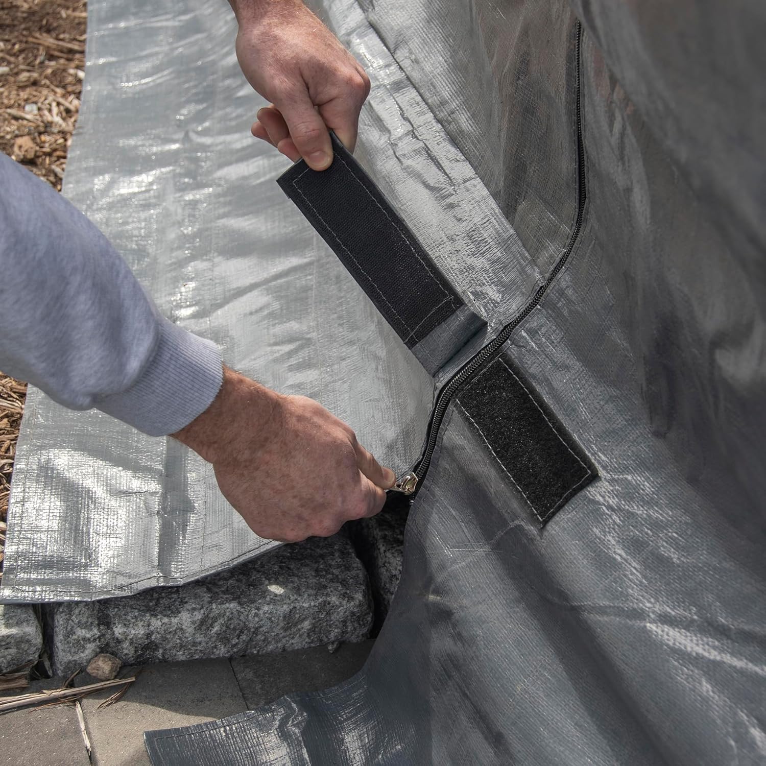 Universal winter tarpaulin. suitable for tall sunshades. used for storing barbecue grills and outdoor furniture. with fireproof and weather-resistant properties. measuring 10 feet by 12 feet. and in gray color.