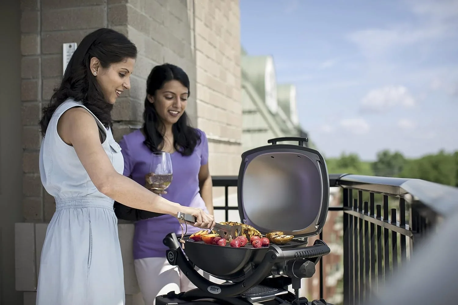 Weber Q1400 Elektrogrill mit Stand. 43 x 32cm Grillfäche. portabler BBQ Grill. 2-geteilter porzellanemaillierter Guss-Grillrost. Aluminiumguss Deckel